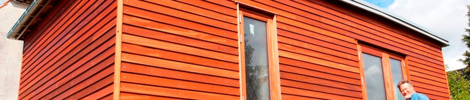 Limilaudoitus ulkoverhouslaudoista: Limittäin asennetut laudat sopivat esimerkiksi seinään. Limilaudoitus ulkoverhouslaudoista: Limittäin asennetut laudat sopivat esimerkiksi seinään.